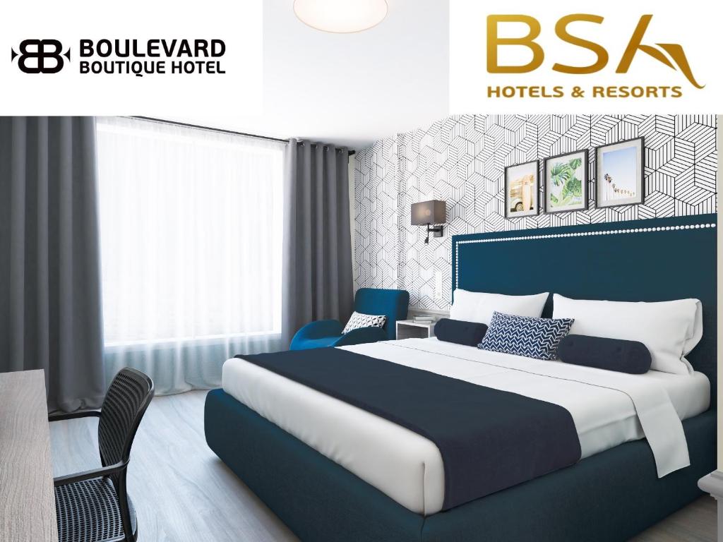 阳光海滩BSA Boulevard Boutique的一间卧室配有大床和明快的家具。