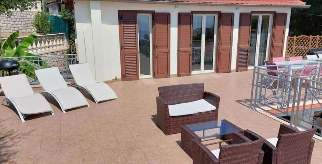 博索莱伊EDEN CAP : A delightful villa lodges 11 adults just one km away from Monte Carlo station的庭院里摆放着几把椅子和桌子