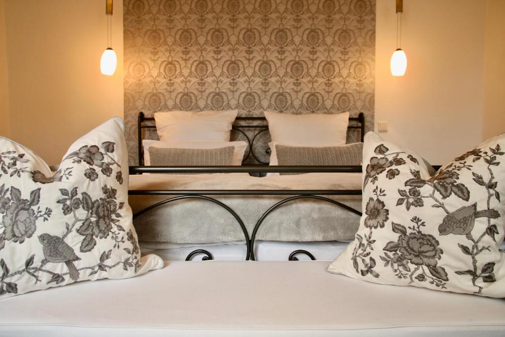 雷根斯堡勒奥斯泰罗老城酒店的一间卧室配有两张带白色床单和枕头的床。