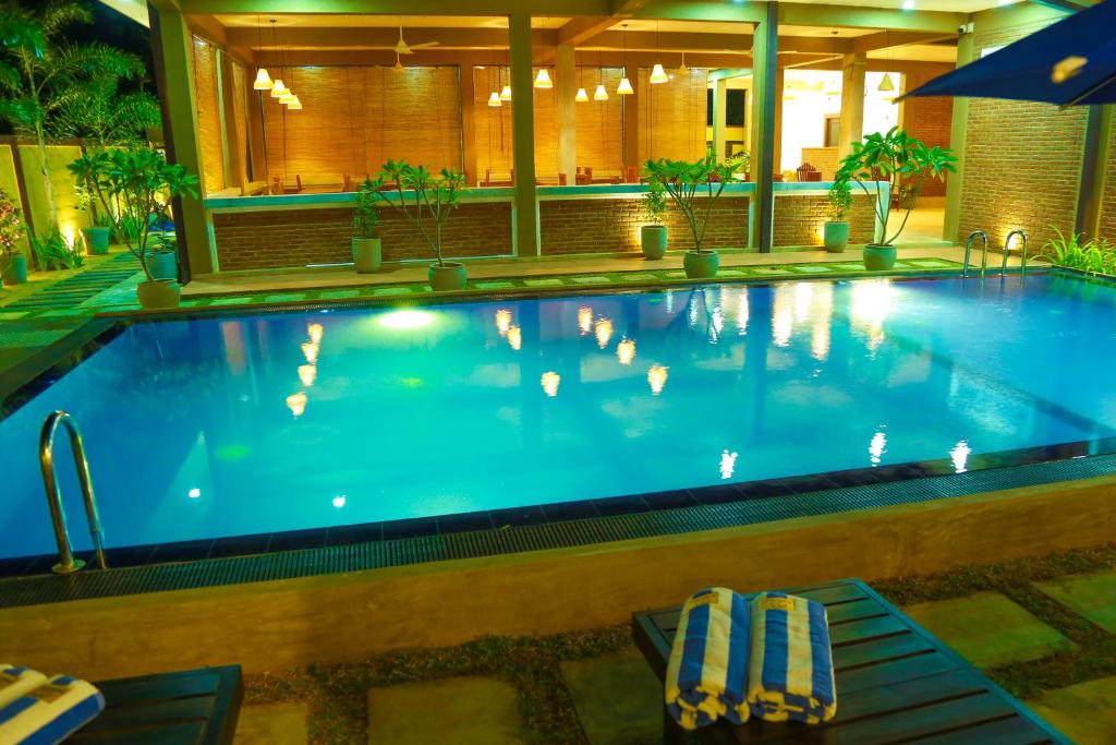 达瓦拉维Ali Weta Safari Resort的一座蓝色海水的大型游泳池