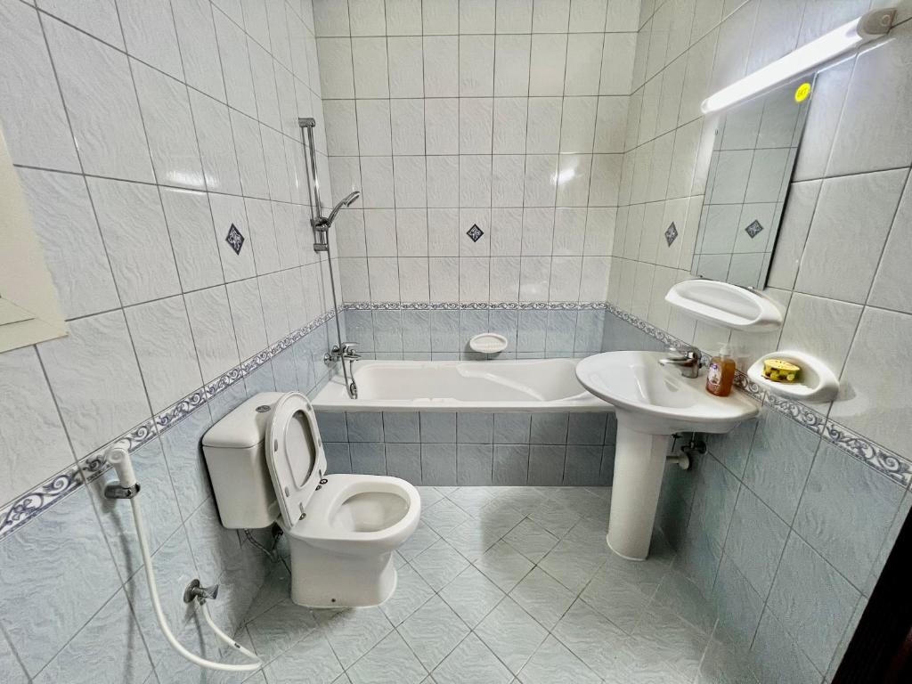 迪拜Robin Hostel Dubai的浴室配有卫生间、盥洗盆和浴缸。
