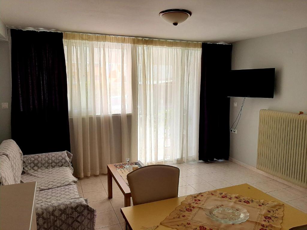 锡蒂亚Sitia Holidays 2的客厅配有沙发和桌子