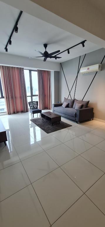 Bagan JermalJazz Service Suites 2 bedroom 35-1 by Yen's Sojourn的带沙发和吊扇的客厅