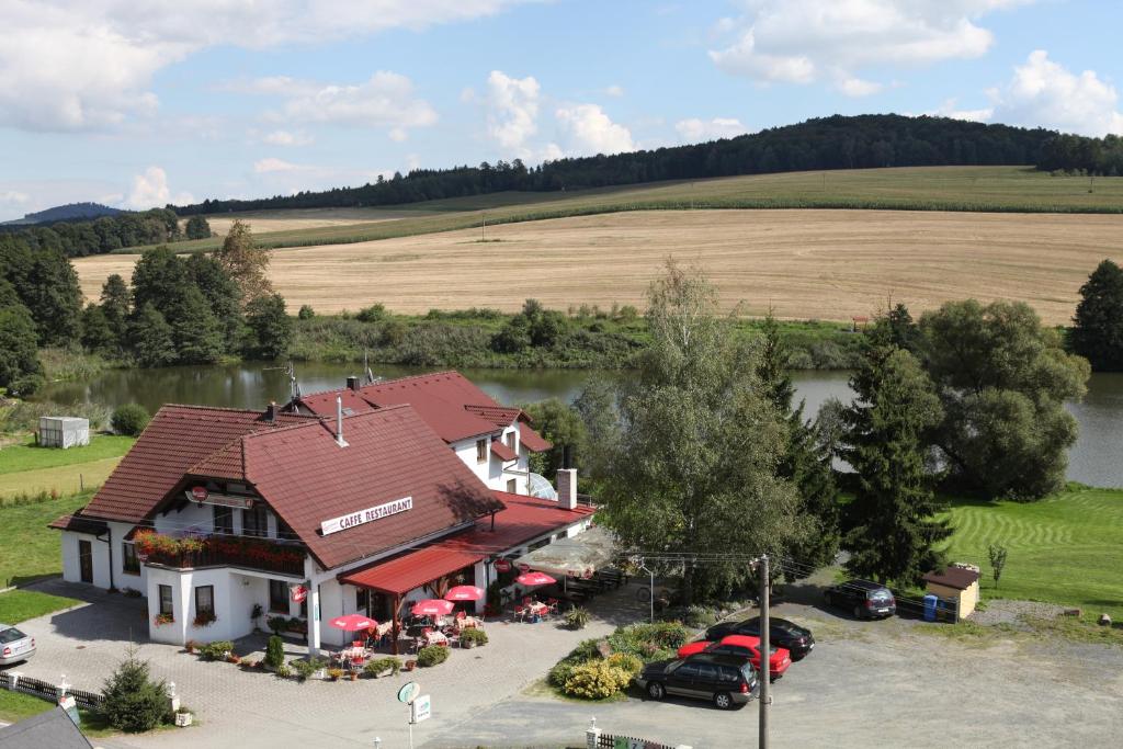 Všeruby弗谢鲁比旅馆的屋顶房屋的空中景致