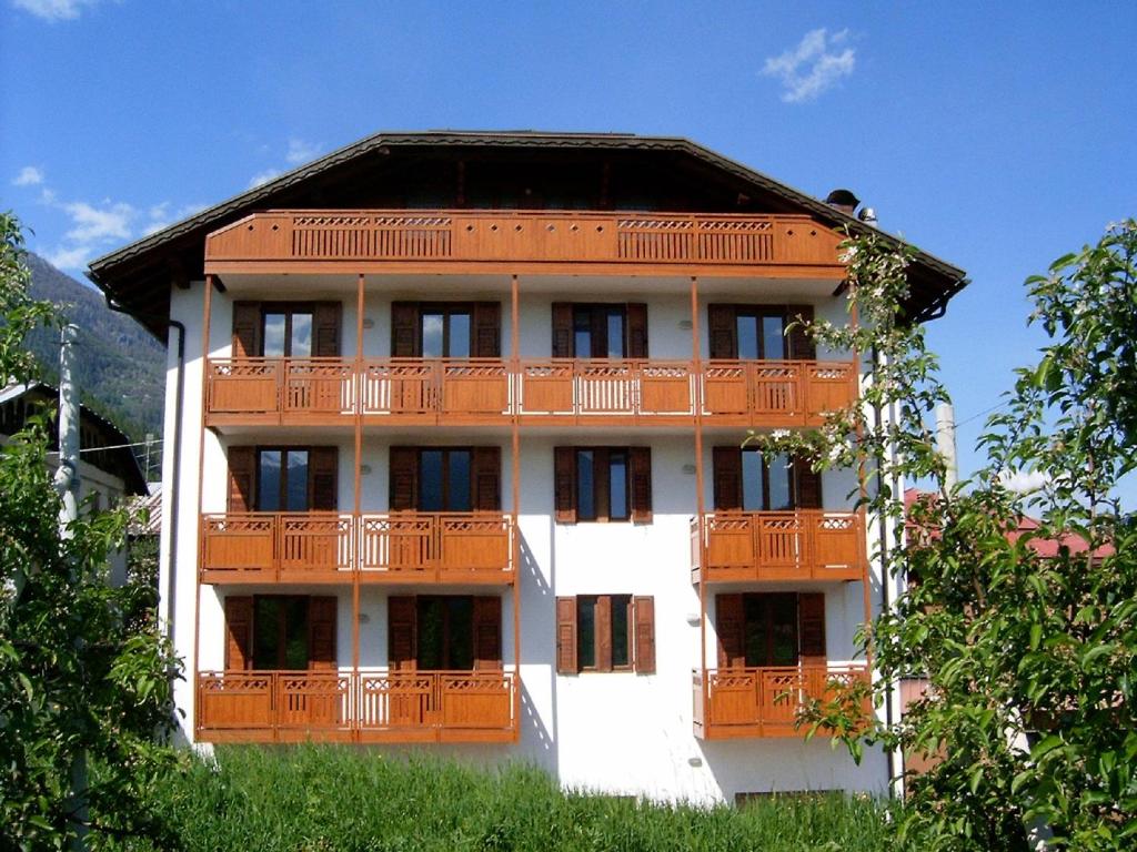 CrovianaCasa Anselmi的一边是带橙色阳台的建筑