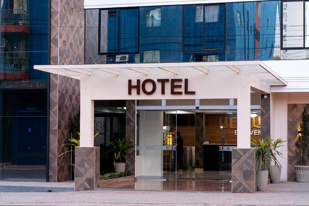 埃斯特城Liebling Hotel Ciudad del Este的大楼前的酒店标志