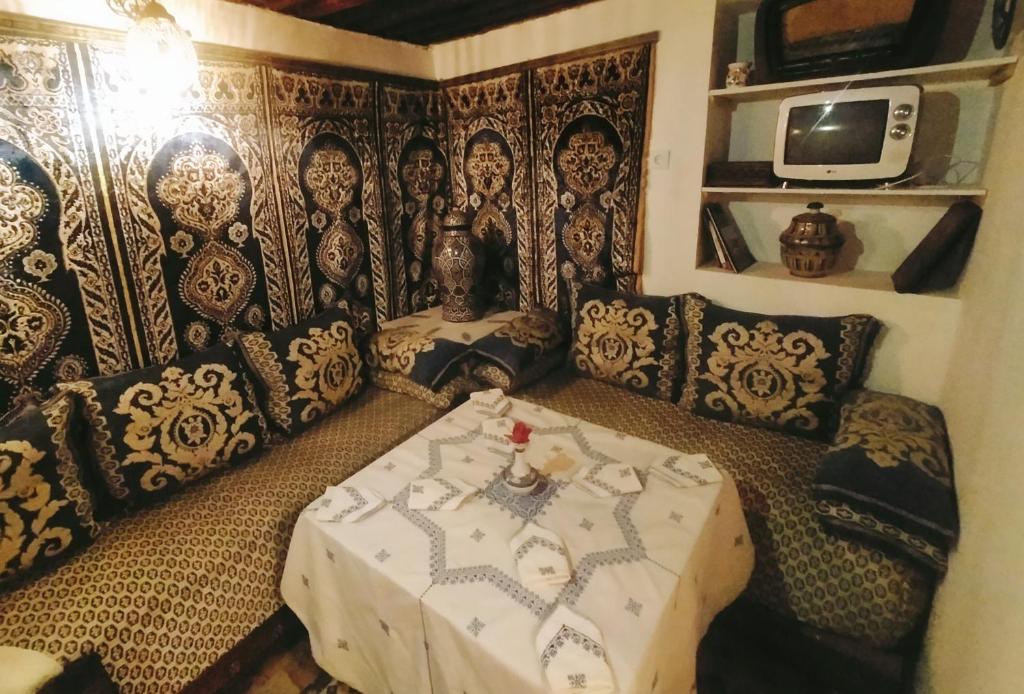 非斯Riad dar Kirami的一间设有桌子和电视的房间
