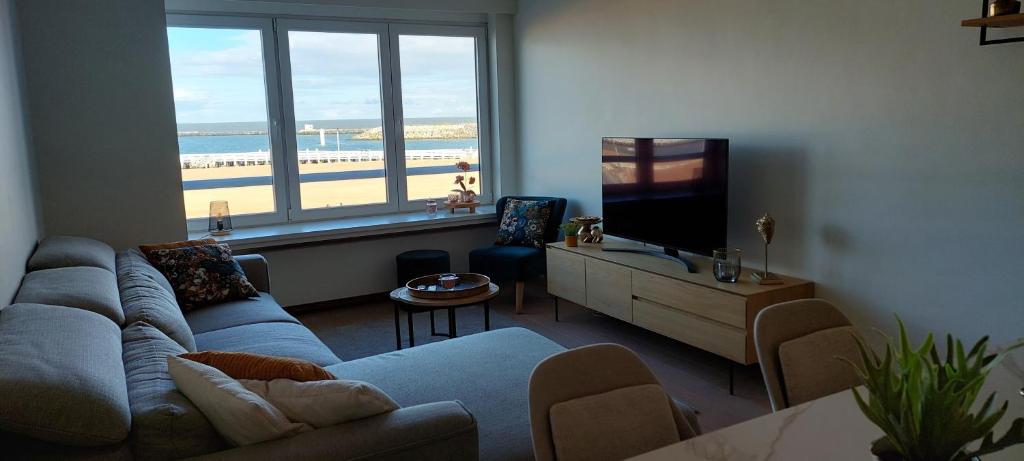 奥斯坦德Vakantie-appartement La Régence @ Oostende的带沙发和平面电视的客厅