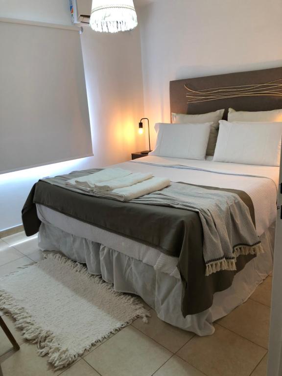 拉里奥哈Departamento PRINGLES - con cochera的卧室配有带白色枕头的大床