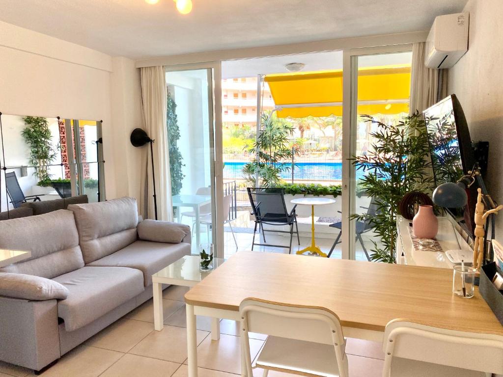 法纳贝海滩Adeje Beach Holiday Home Viña del Mar的客厅配有沙发和桌子