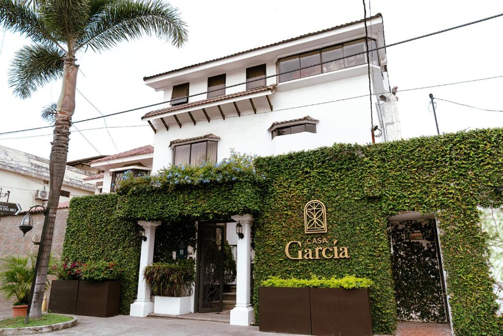 瓜亚基尔Casa García的白色的建筑,有绿色常春藤的外墙