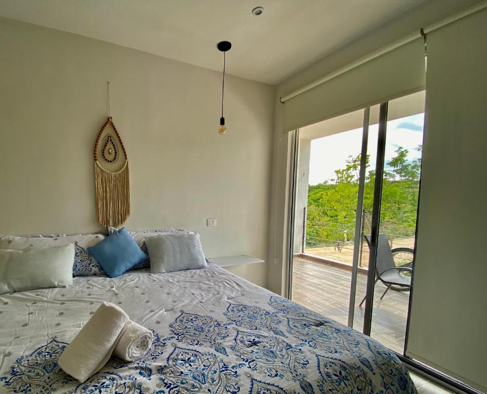 图卢姆Rosa Azul Tulum的一间卧室配有一张床,享有甲板的景色