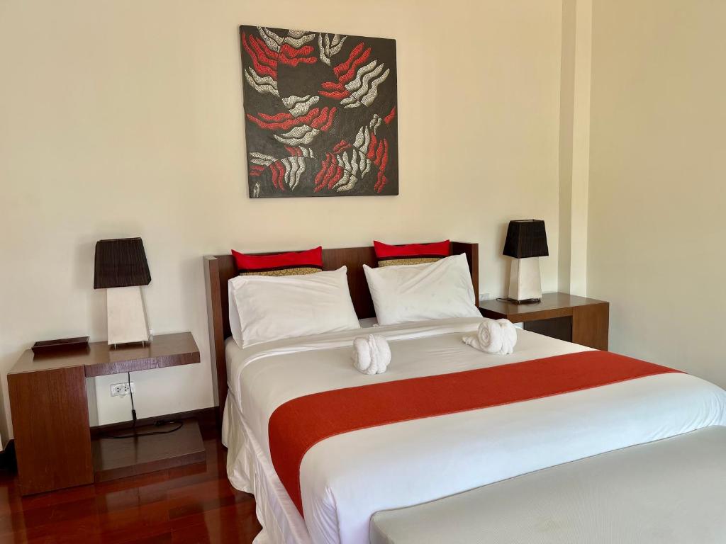 Ban Ang ThongVilla Nirwana - Jasmin 3BR with private pool的一间卧室配有一张带红色和白色床单的大床