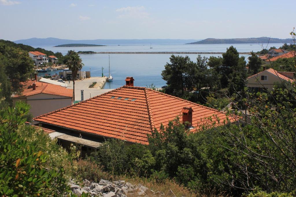 ZaglavApartments by the sea Zaglav, Dugi otok - 8146的一座洋房的橙色屋顶