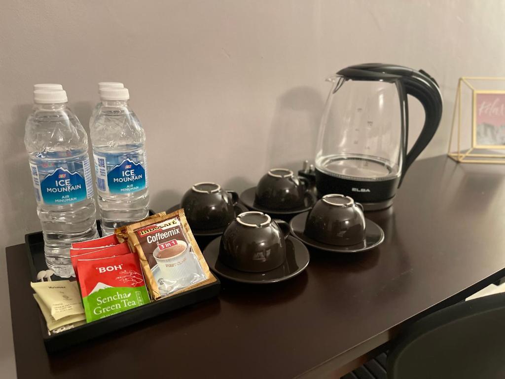 雪邦Royale City Hotel - 10 min from KLIA KLIA 2 Airport的桌子上放有搅拌机和水瓶