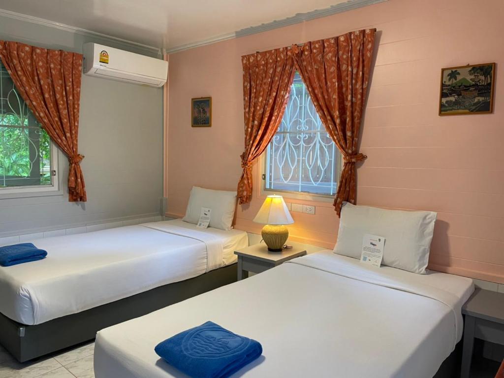 卡伦海滩Phuket Golden Sand Inn - SHA Extra Plus的带窗户的客房内的两张床