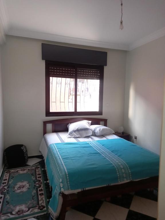 卡萨布兰卡APPARTEMENT ZENITH的一间卧室设有一张大床和窗户