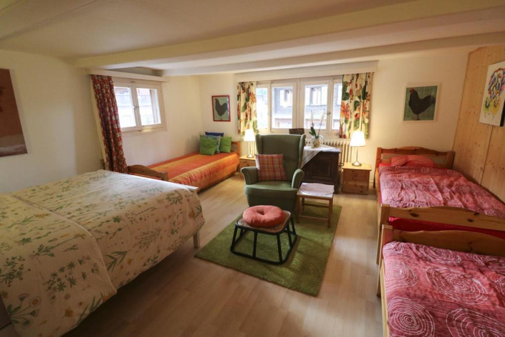 威拉尔-苏-罗伦格若特小木屋酒店的一间带两张床的卧室和一间客厅