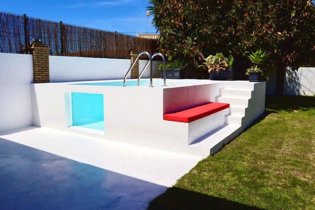 加的斯Apartamento “Las Cuadras “的后院带长凳的游泳池