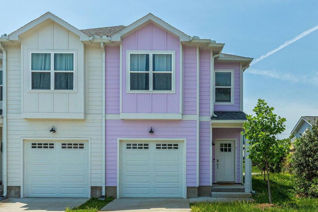纳什维尔#BestStayEverNashville的粉红色的房子,设有两个车库门