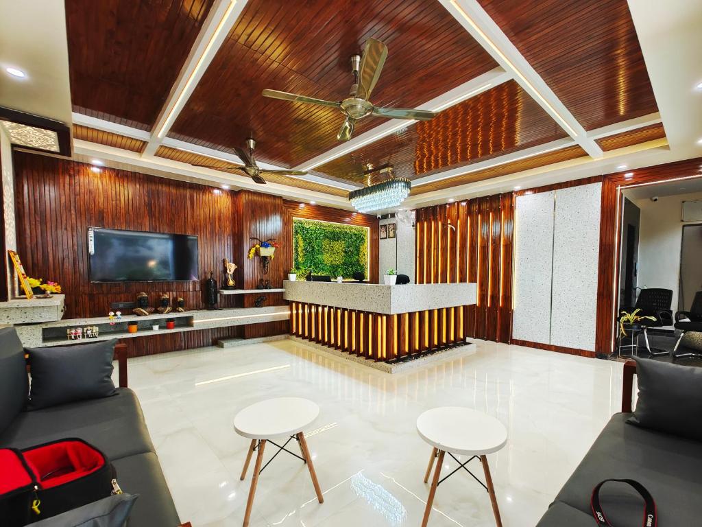 SatnaRadha Residency的带沙发和电视的客厅