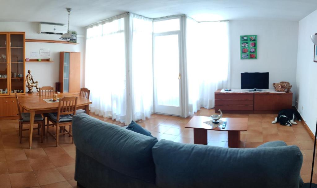 莱斯卡瑟斯-达尔卡纳Apartamento Balboa1的客厅配有蓝色的沙发和桌子