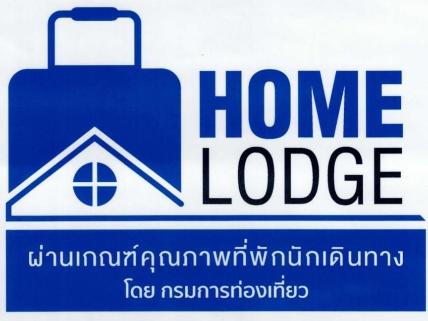 曼谷Station8 Hostel的房屋标志上装有手提箱