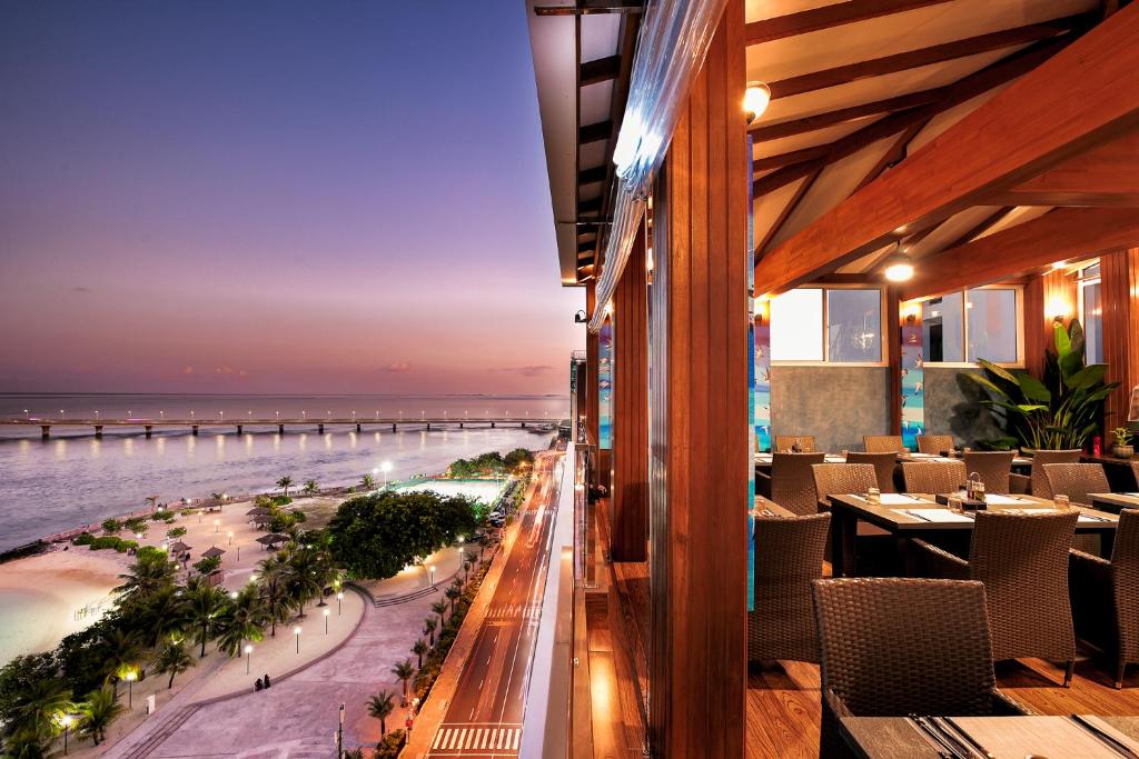 马累Summer Beach Maldives的海景餐厅