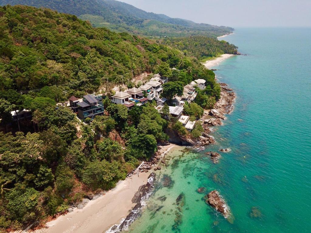 高兰Cliff Lanta Suite-Koh Lanta Krabi的享有海滩的空中景致,设有房屋和海洋