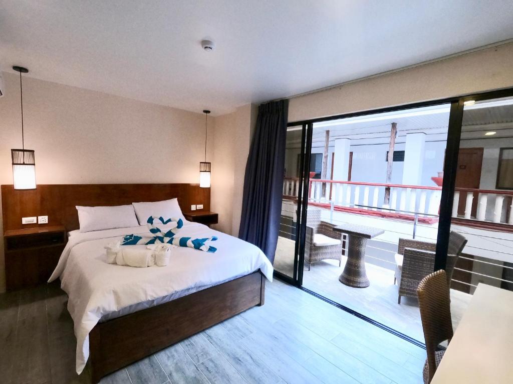 长滩岛Island Princess Resort & Spa Boracay的酒店客房设有一张床和一个阳台。