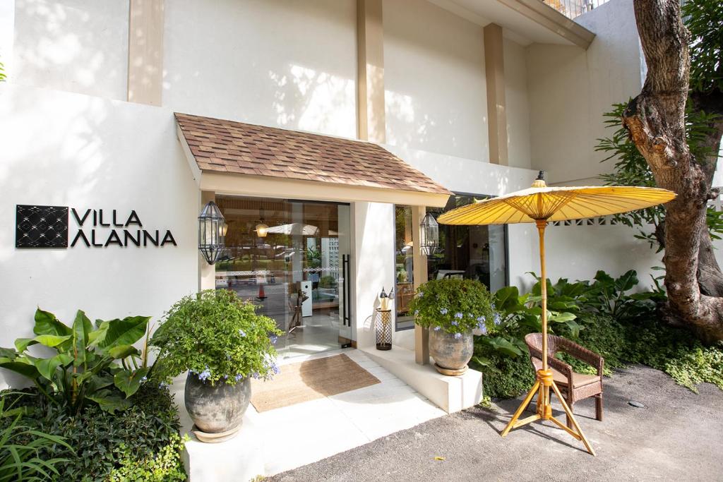 清迈Villa ALANNA的坐在商店前的黄伞