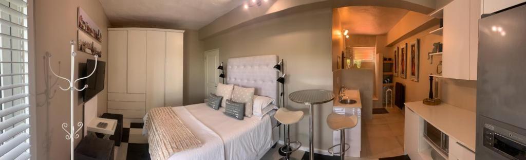 开普敦Home Suite Hout Bay的一间卧室配有带白色床单和枕头的床。