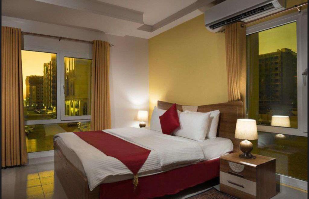 马斯喀特AL MANAF HOTEL SUITES的一间市景卧室,配有一张床