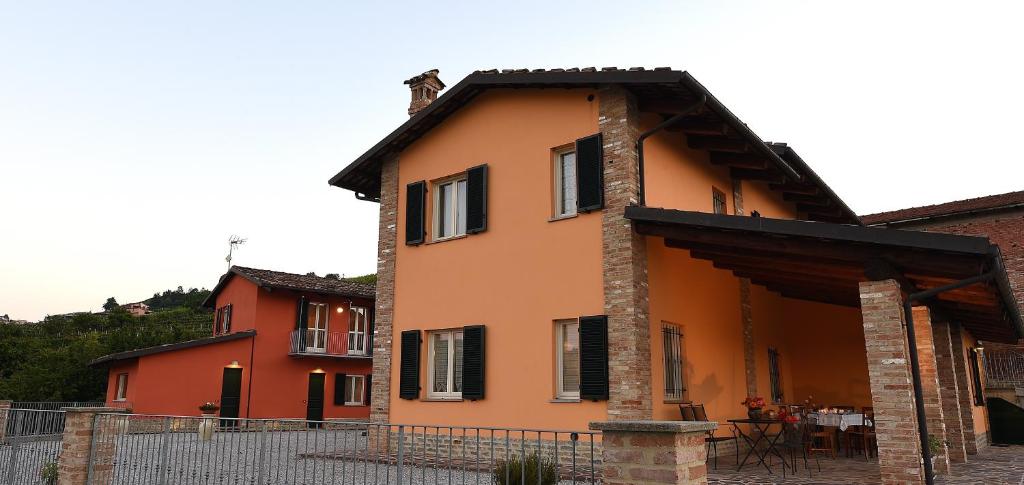 卡斯蒂廖内法莱托阿尔瓦特罗斯度假屋的黑色屋顶的橙色房子
