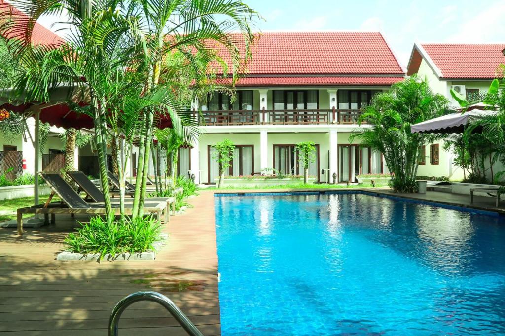 琅勃拉邦Sunrise Garden House - Luang Prabang的别墅前的游泳池