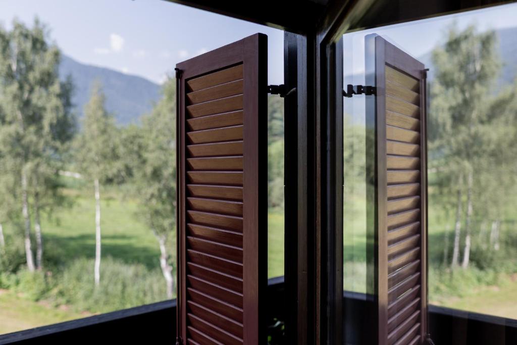 圣洛伦佐-迪塞巴托Rooms Kronblick的享有森林景致的开放式窗户