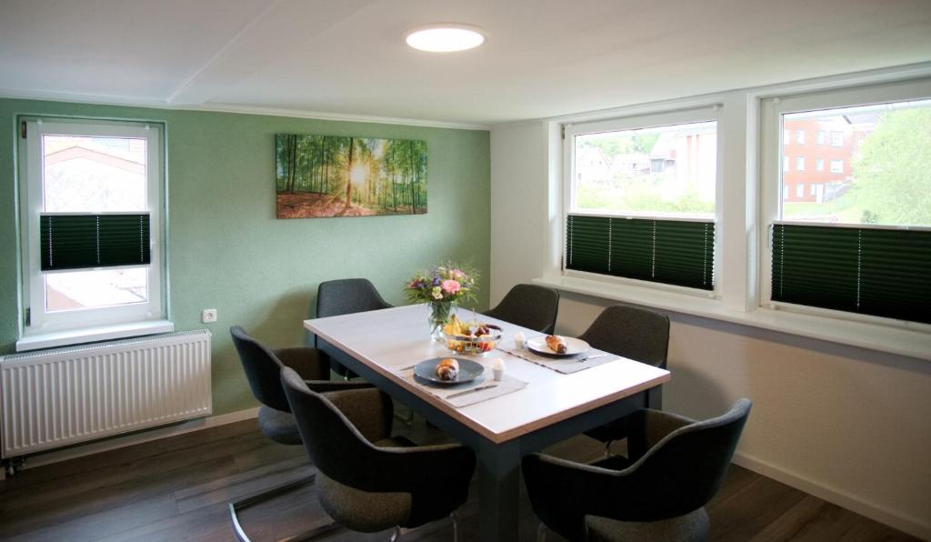 巴特萨克萨Ferienwohnung Ravensberg Dachgeschoss的一间带桌椅和窗户的用餐室