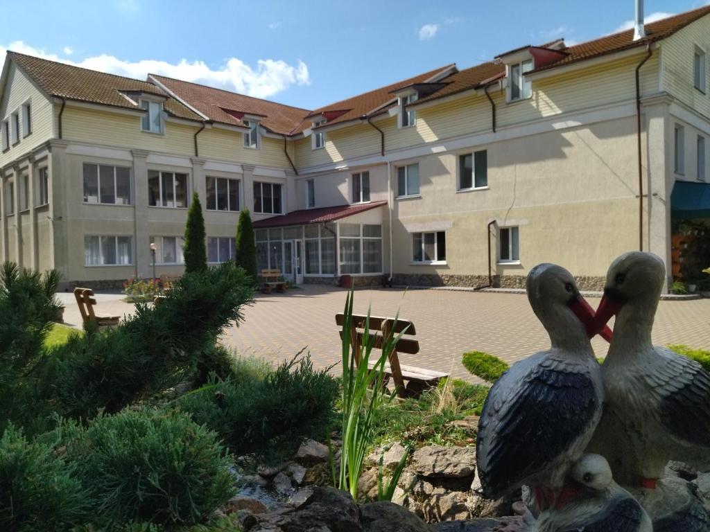 UlanovZhyttedar的两只鸟站在建筑物前