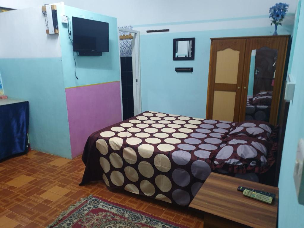 庞普勒穆斯Villa Pointe Aux Piments的一间卧室配有一张床和一台电视。