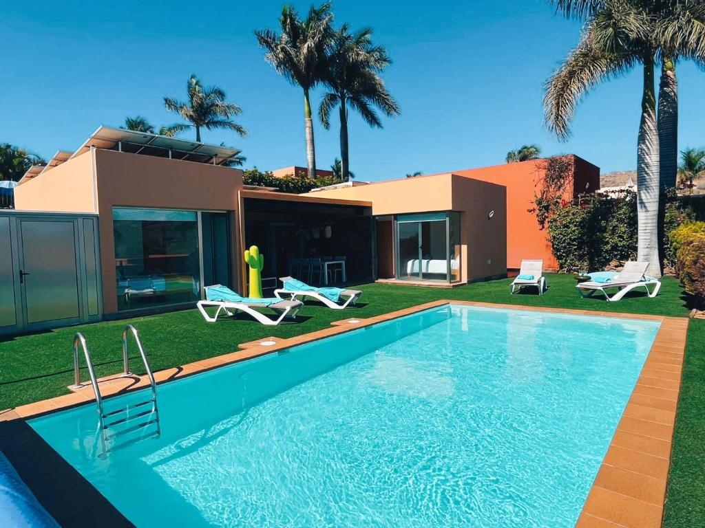 萨洛夫雷Villa Lía by SunHousesCanarias的一座带游泳池和房子的别墅