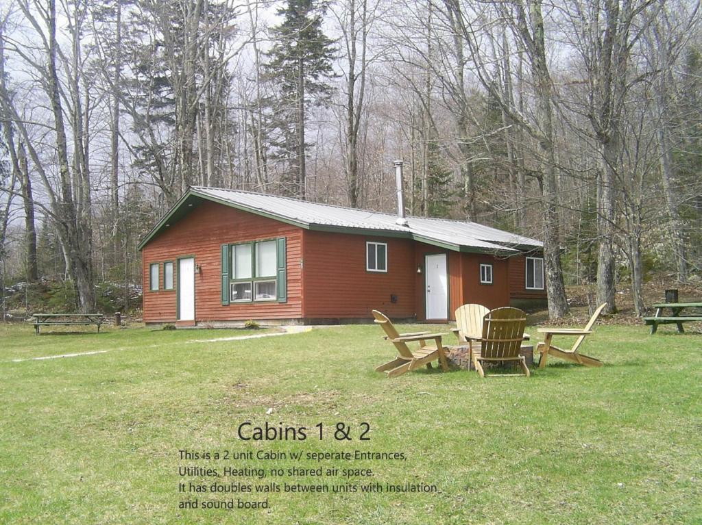 基灵顿Green Mountain Cabins的一间红色的小小屋,配有野餐桌和椅子