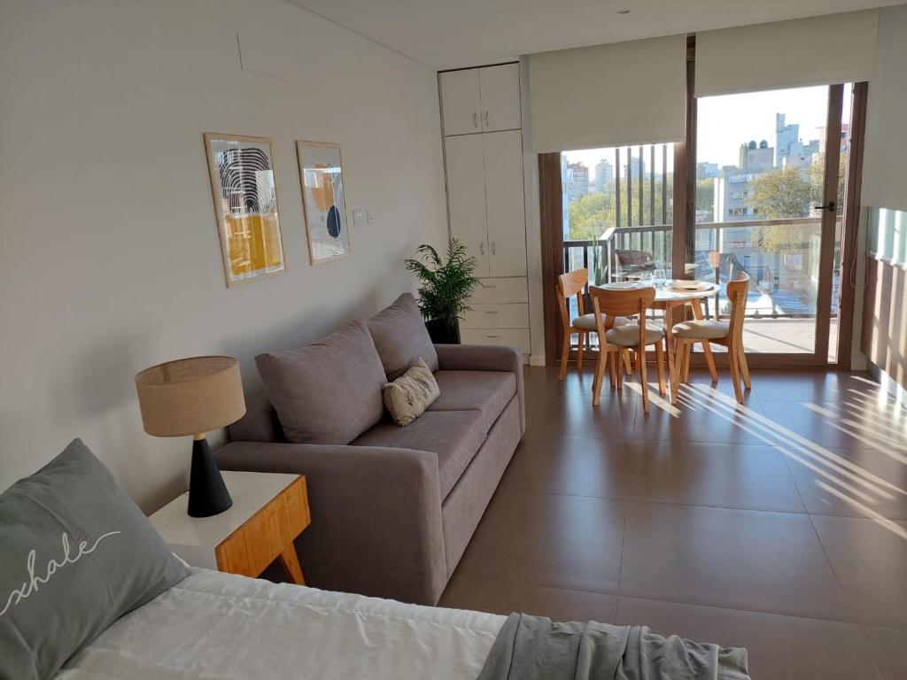 马德普拉塔EXCELENTE y completisimo monoambiente con cochera的客厅配有沙发和桌子
