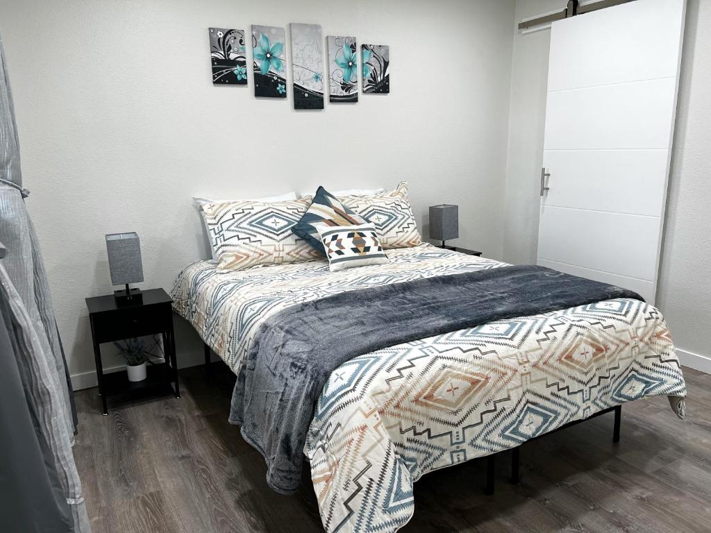 安克雷奇Anchorage midtown apartment- Wyoming 1的一间卧室配有一张带毯子和枕头的床。