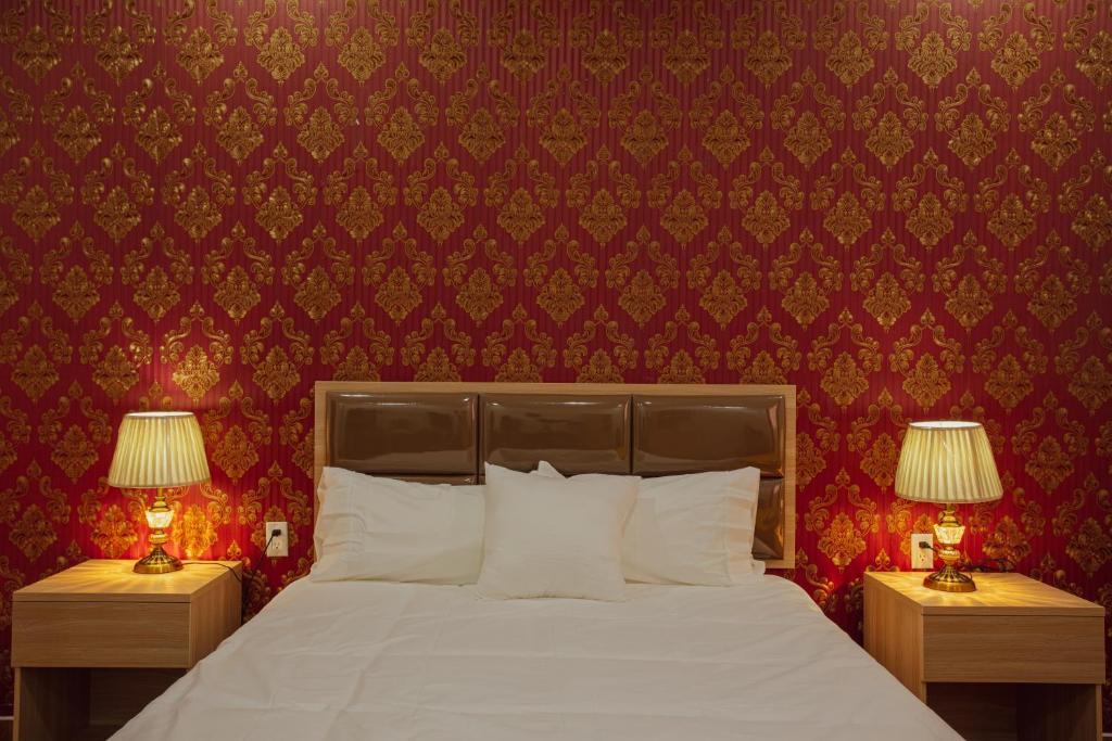Lower Princeʼs QuarterJuly AirBnB的一间卧室配有一张床和两张台灯。