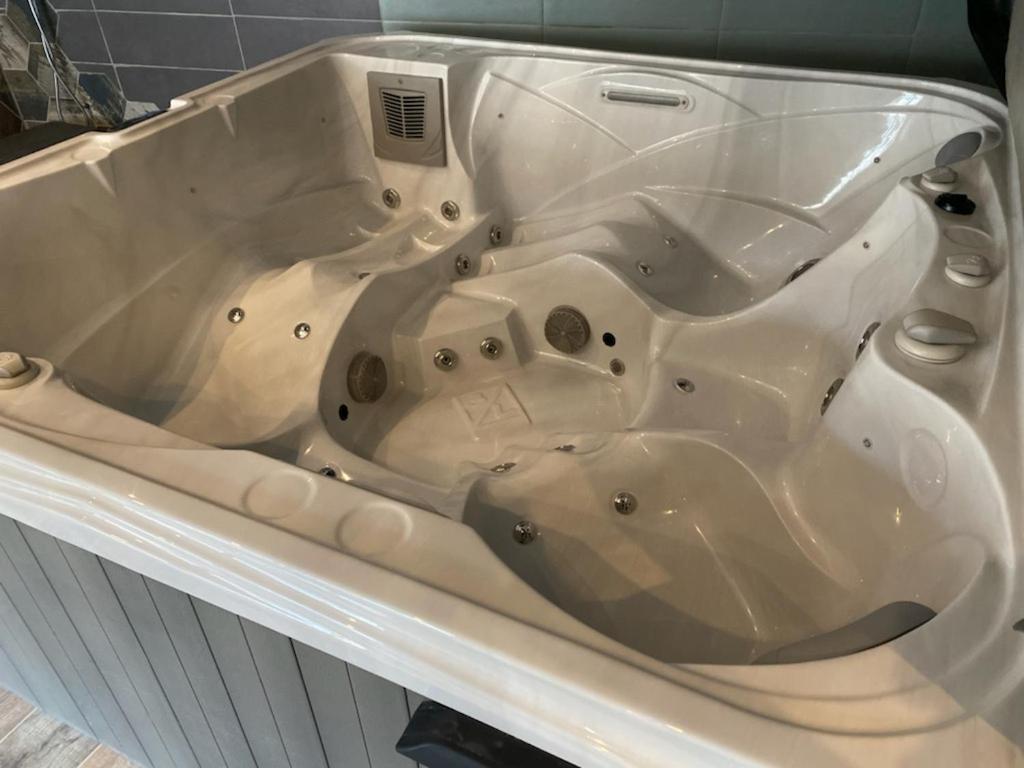 YervilleEscapade Normande SPA的浴室内设有一个大型白色浴缸