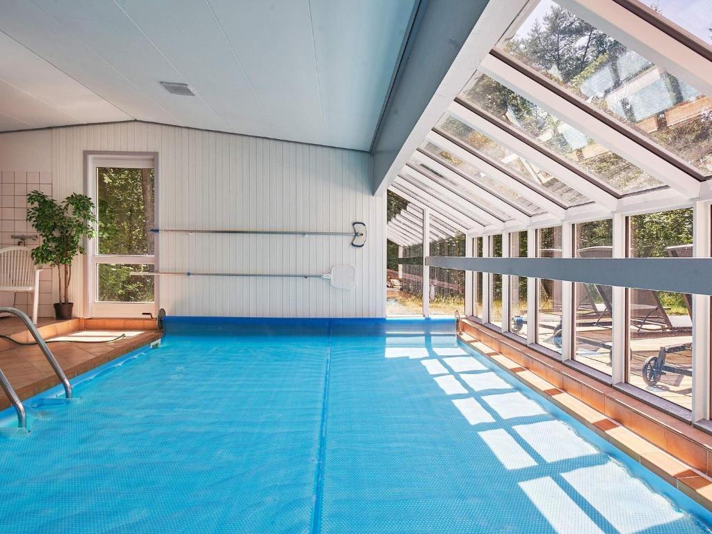 内克瑟Holiday home Nexø XLII的一座室内蓝色海水游泳池