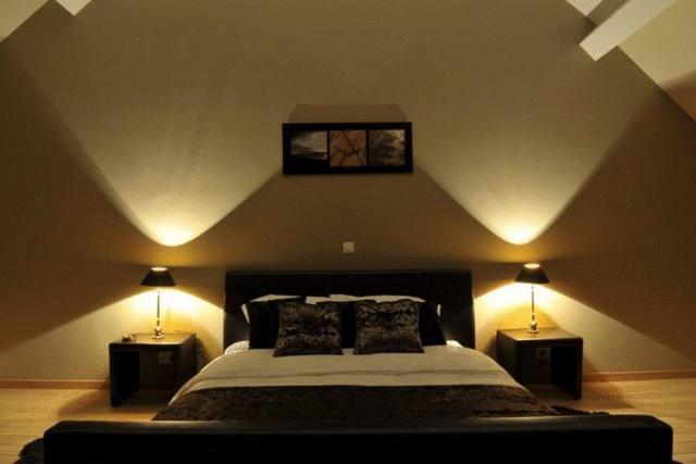 Jodoigne艾斯佩斯特洛住宿加早餐酒店的一间卧室配有一张带2夜灯的大床