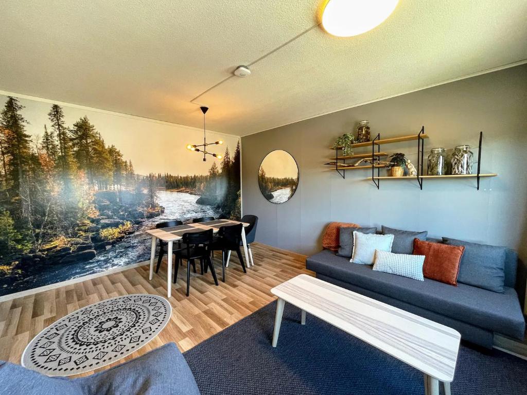 伊瓦洛Pine Sky Apartments的客厅配有蓝色的沙发和桌子