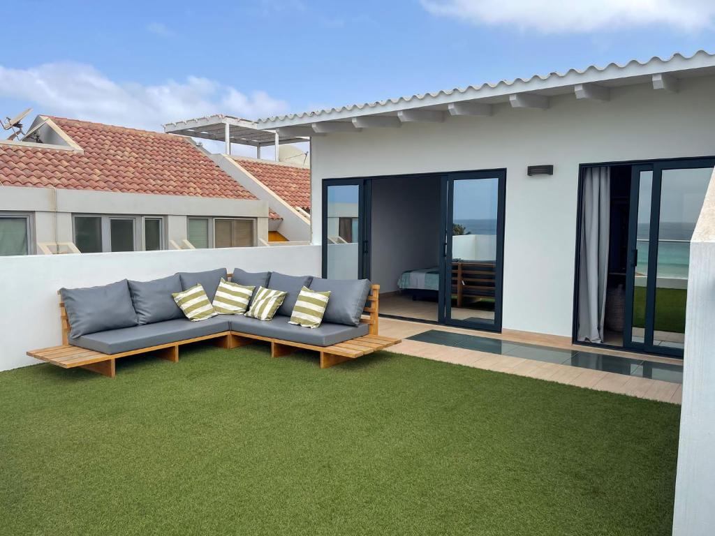 圣玛丽亚New Rooftop Penthouse with Oceanview的绿地草坪上带长沙发的庭院