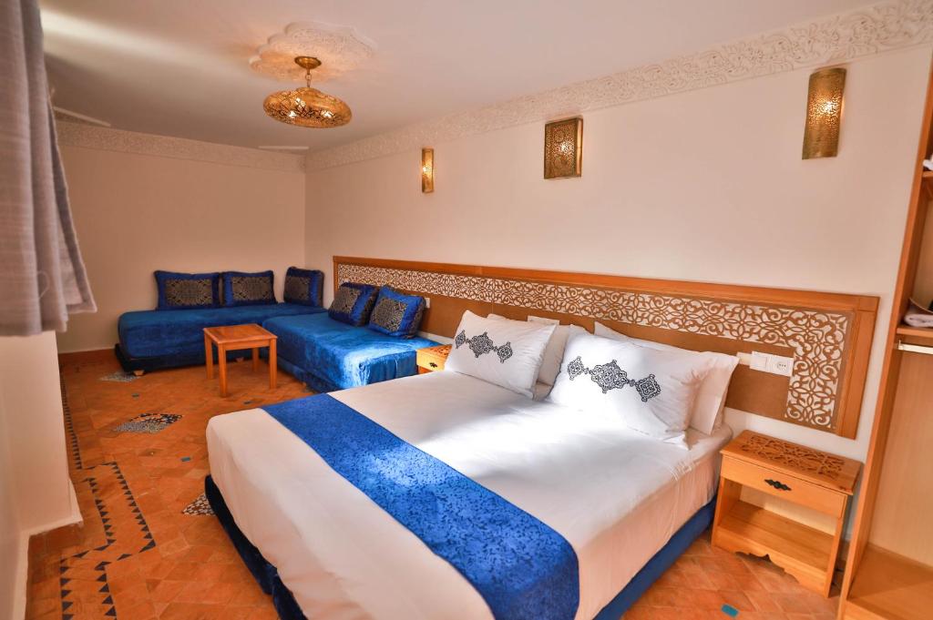 非斯Dar Kenz Fes的一间卧室配有一张大床和一张沙发